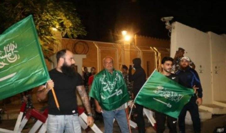 وقفة مؤيدة للسعودية أمام سفارتها في لبنان