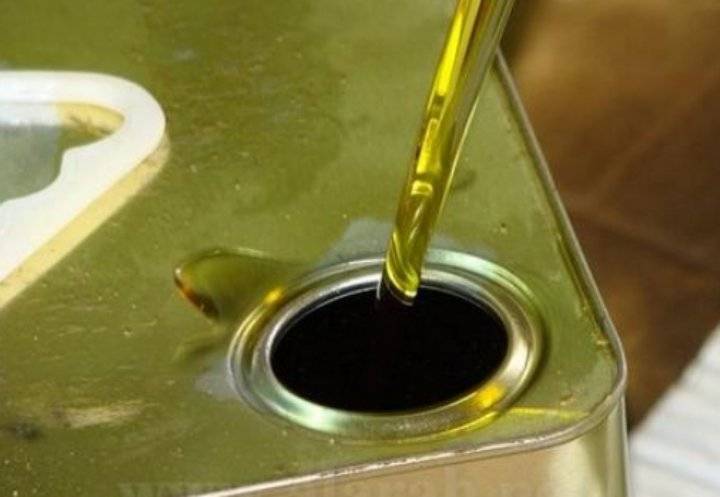 تجار موسميون يمتهنون غش زيت الزيتون.. و «الأمن العام» تتابع