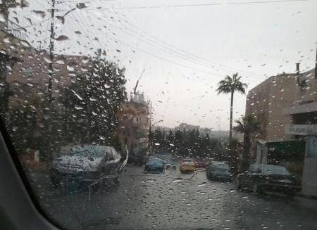 الاحد .. زخات متفرقة وتحذير من الإنزلاقات