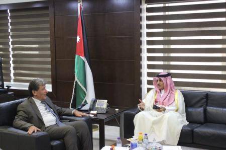 وزير النقل يشيد بالعلاقات المميزة مع قطر