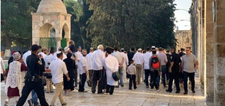 عشرات المستوطنين يقتحمون الأقصى بحماية قوات الاحتلال