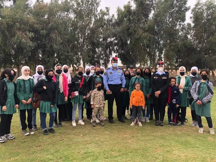 طالبات مدرسة الزرقاء الحدائقية المختلطة تزور فرسان الأمن العام