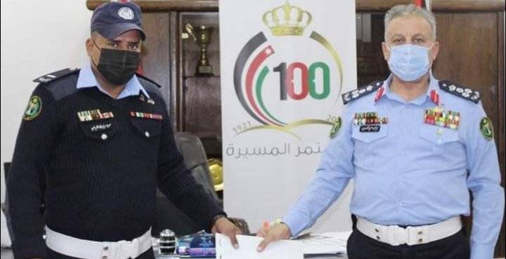 العميد الصعوب|| يكرم الوكيل الشرفات(موظف الشهر المتميز)