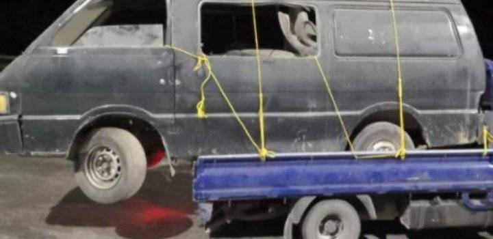 ضبط مركبة شحن تحمل حافلة صغيرة في منطقة القطرانة