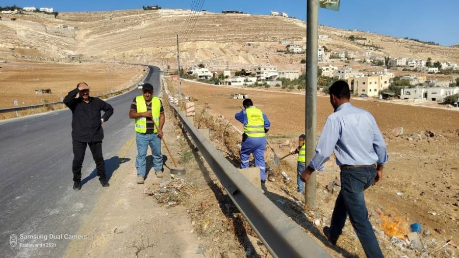بلدية السلط تهب لمساندة بلدية عين الباشا بحملة نظافة شاملة