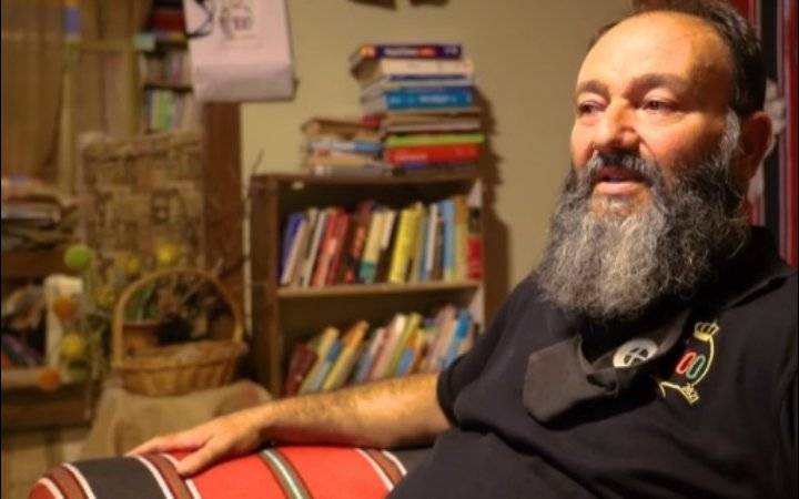 مواطن يحول بيته إلى مكتبة عامة تحوي 20 ألف كتاب