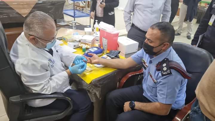 مدرية شرطةالزرقاء تتبرع بدم لصالح مرضى مركز الحسين للسرطان _صور