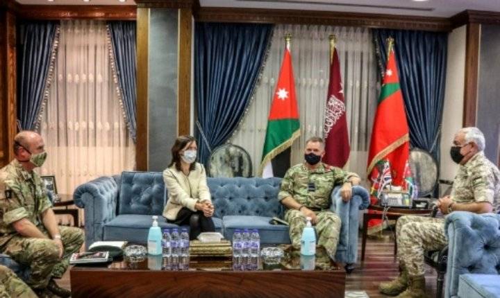 الحنيطي يبحث التعاون العسكري مع بريطانيا