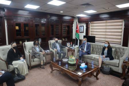 الهواري يؤكد استمرار الجهود لتطعيم اللاجئين