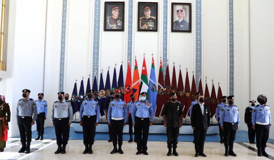 مندوباً عن الملك، مدير الأمن العام يقلد ميدالية مئوية الدولة الأولى لكوكبة من ضباط صف المديرية