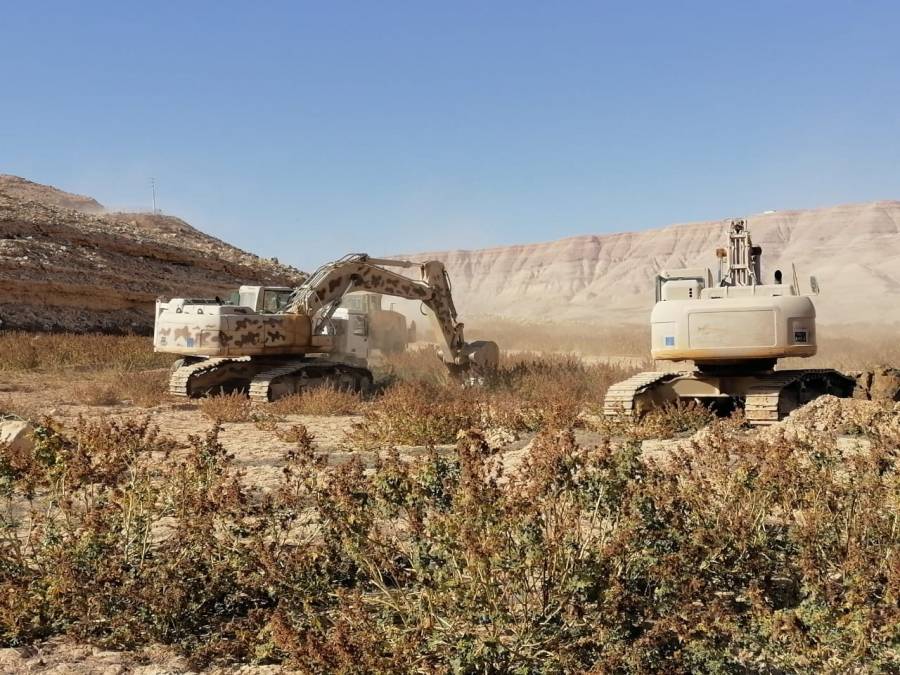 نيروز الاخبارية تتابع جهود سلاح الهندسة الملكي في إزالة وتنظيف الرسوبيات والطمي في سد الموجب ...صور وفيديو