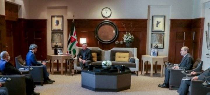 الملك يستقبل وزير الخارجية والتعاون الدولي الإماراتي