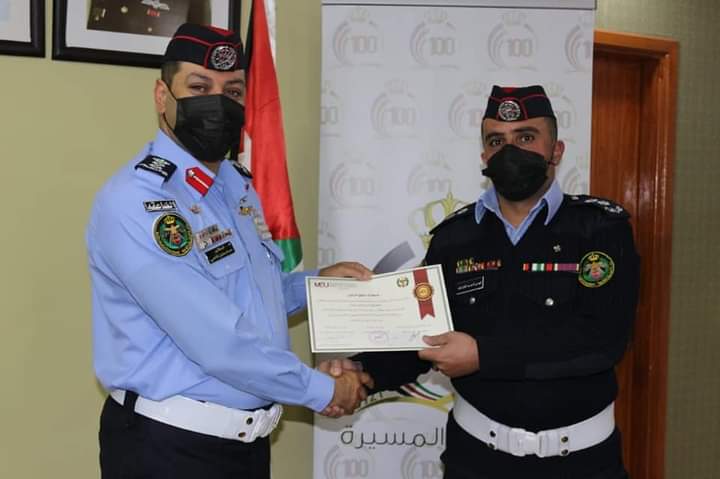 العقيد القاضي يوزع شهادات الدبلوم التدريبي على المشتركين في برنامج القيادات المستقبلية الواعدة .