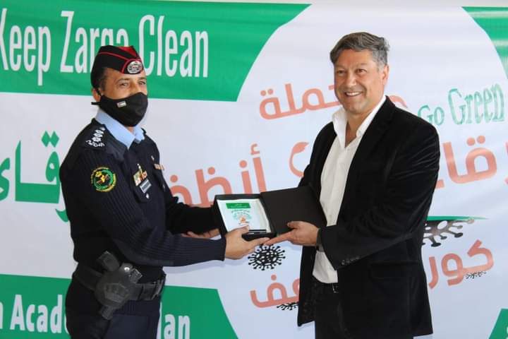 الشرطة المجتمعية في محافظة الزرقاء تشارك في أطلاق مبادرة #زرقاء أنظف كورونا أضعف