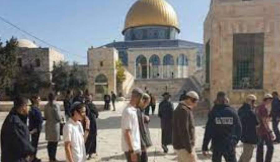 مستوطنون متطرفون يقتحمون باحات الأقصى