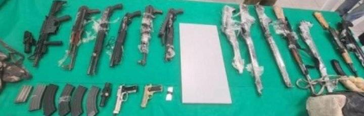 الاحتلال يعلن إحباط تهريب 15 قطعة سلاح عبر الأردن وضبط شخص