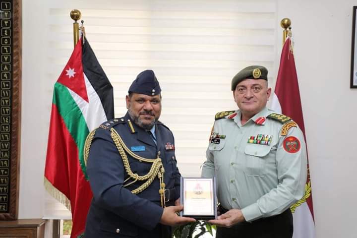 مدير عام الخدمات الطبية الملكية يستقبل وفد عماني