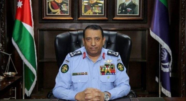 الحواتمة يهنأ كافة ضباط الأمن العام بالترفيع