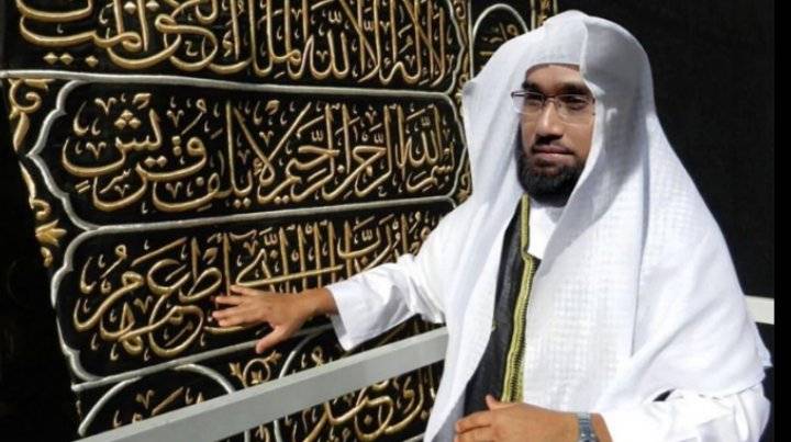 خطاط كسوة الكعبة يروي لحظة معرفته بنبأ حصوله على الجنسية السعودية