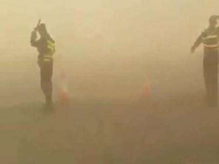 عاجل.. إغلاق الطريق الصحراوي لفترات متقطعة بسبب الغبار الكثيف