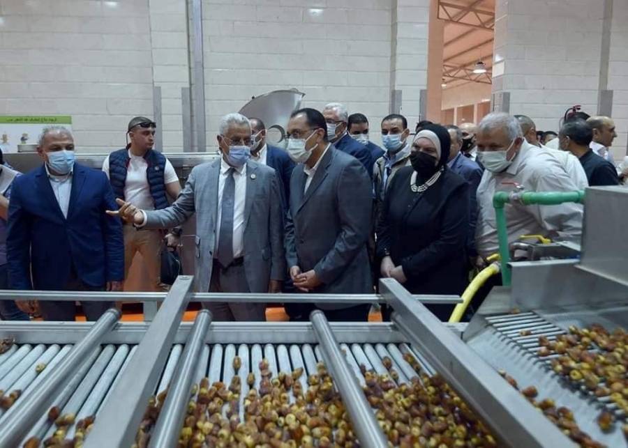 رئيس الوزراء المصري في زيارة لمجمع تمور الوادي الجديد برفقة أمين عام الجائزة.