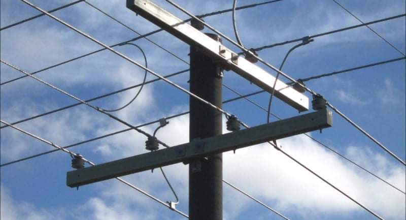 سقوط أعمدة كهرباء بسبب الرياح الشديدة  في الرامة بالشونة الجنوبية