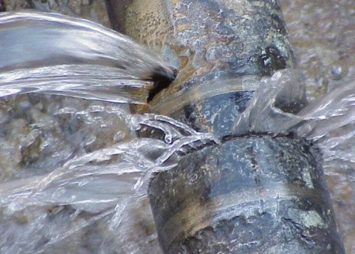 شكوك شعبية حول الأسباب الحقيقية لقطع المياه المعلن من وزارة المياه