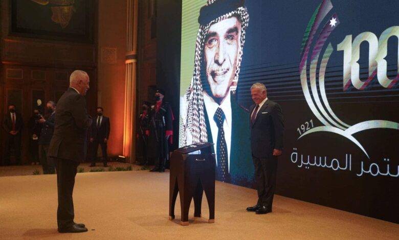 جلالة الملك يكرم العيسوي بوسام مئوية الدولة الاولى