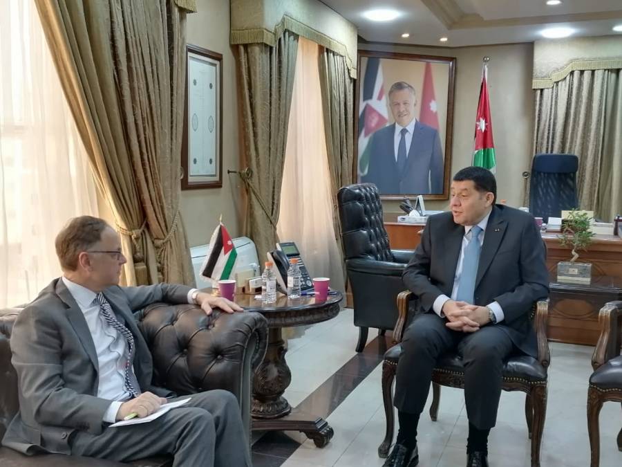 السفير الهولندي يزور وزارة العمل