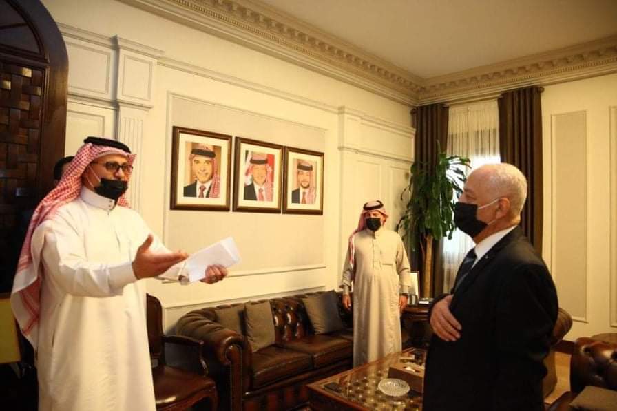 الديوان الملكي  يقدم  باص جديد  لفرقة معان للفنون الشعبية...صور