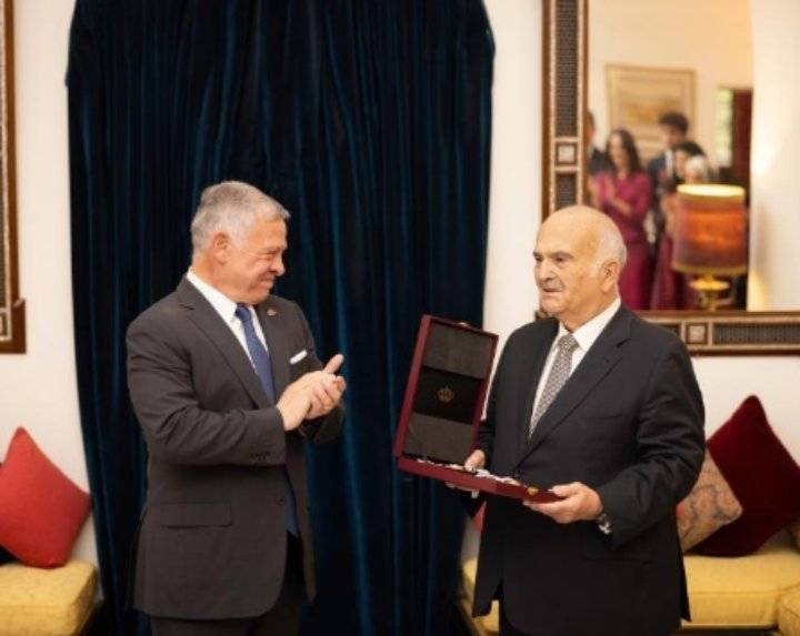 الملك ينعم بوسام المئوية على الأمير الحسن _ صور