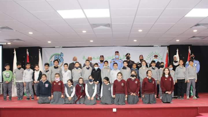 مديرية الإعلام والشرطة المجتمعية في محافظة الزرقاء تفتتح فعاليات دورة برنامج الشرطي الصغير.