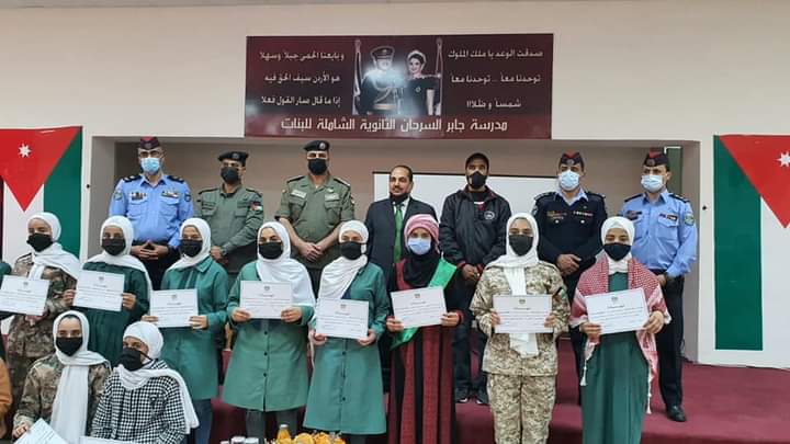 مدير شرطة البادية الشمالية يخرج الطالبات المشاركات في دورة اصدقاء الامن العام ضمن *مشروع بُنيان*_صور