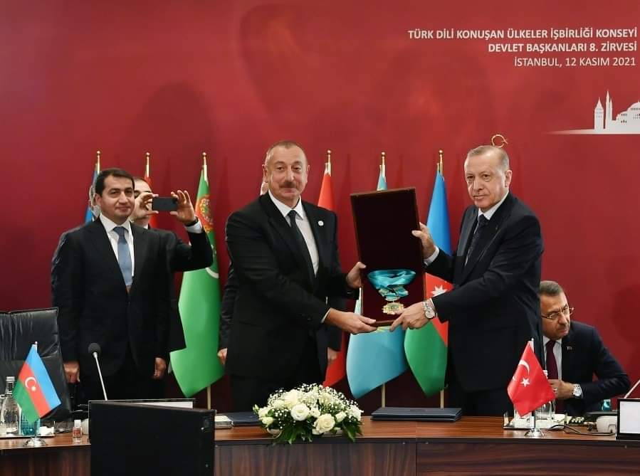لذلك قلد الرئيس إلهام علييف بالوسام السامي للعالم التركي  المحلل السياسي توران رضاييف