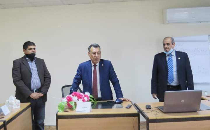 الدكتور الشوابكة يسلم الشهادات لمشاركي دورة التحليل الإحصائي اكسل