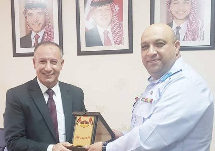 الإحصاءات العامة تتسلمً درعاً تقديرياً من معهد الإدارة والتدريب اللوجستي في وزارة الدفاع