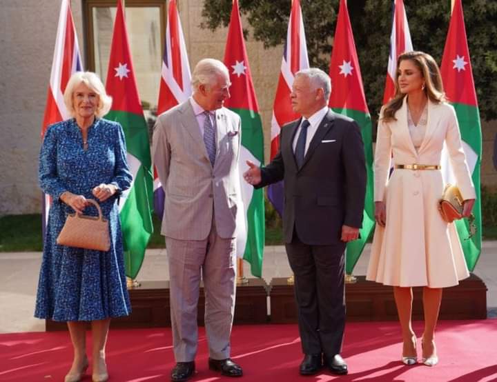 الملك يستقبل الأمير تشارلز في قصر الحسينية