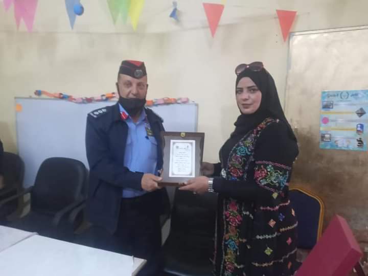 العقيد الحمايدة يقوم بتخريج دورة اصدقاء الشرطة في مدرسة الحسا