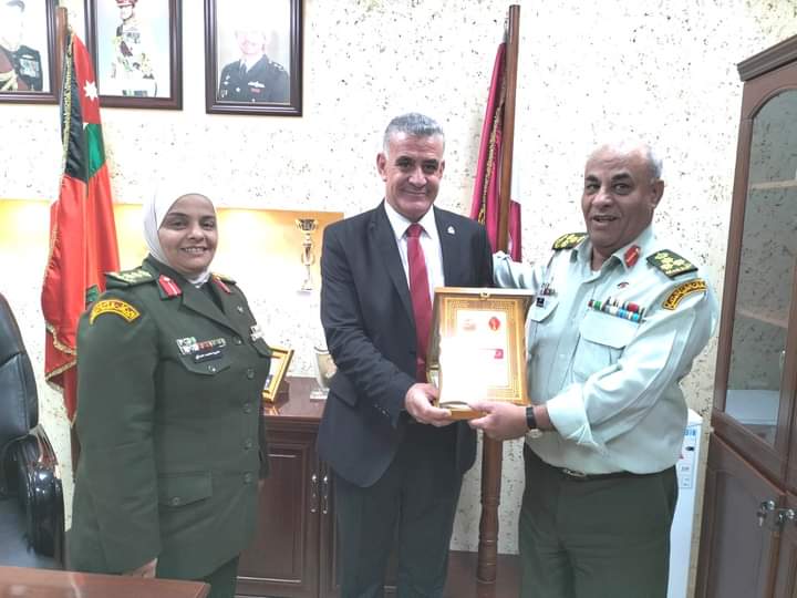 العميد الهروط يكرم العياصرة