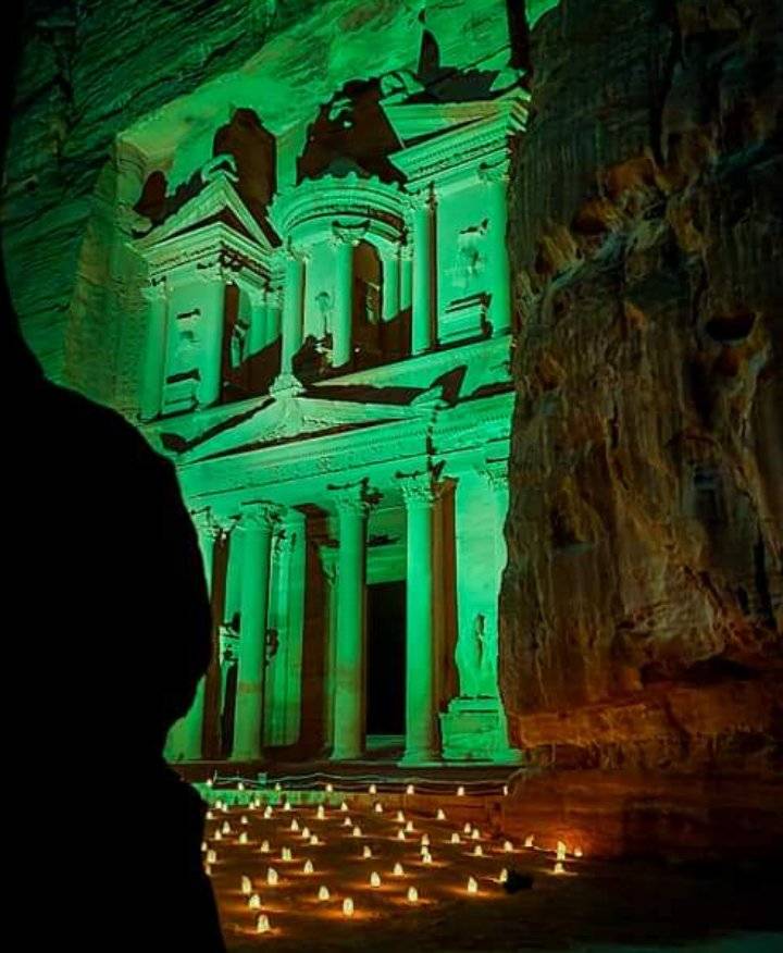 إضاءة خزنة البترا لدعم مرضى السرطان