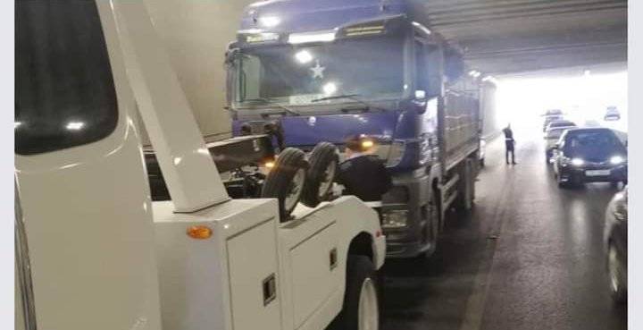 رسالة من ادارة السير حول تعطل مركبة (قلّاب) داخل نفق المدينة الرياضية _صور