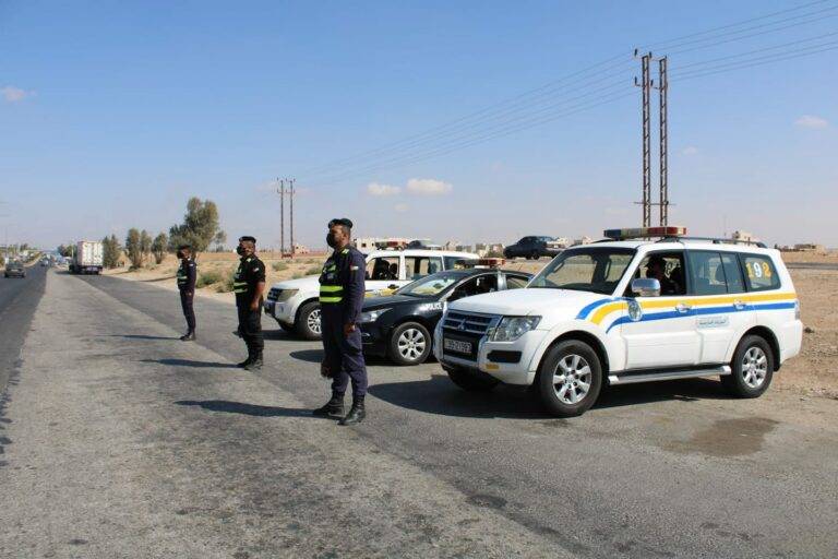 الأمن يضبط مركبة تسير بسرعة “208” على طريق الأزرق