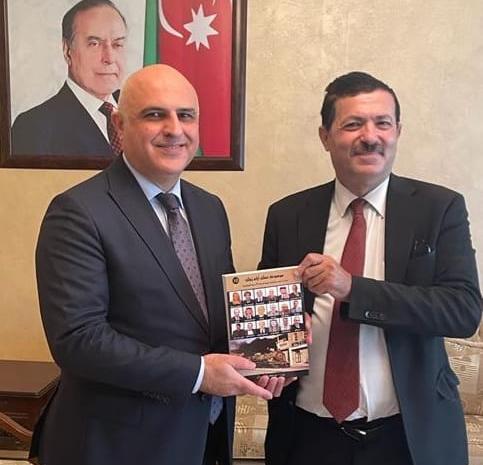 المؤرخ العرموطي يقدم هدية لسفير أذربيجان  موسوعة عمان أيام زمان