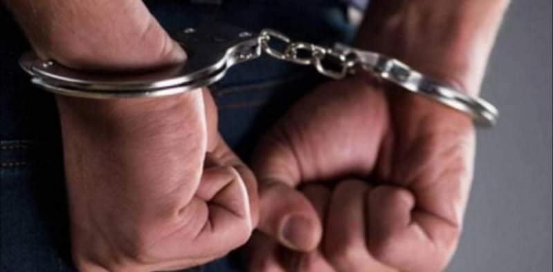 توقيف والد وجدة طفل تم العثور عليه مكبل بالسلاسل والجنازير من قبلهم.