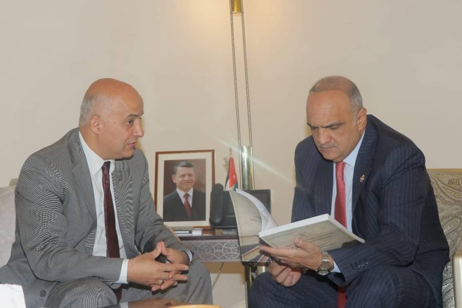 رئيس الوزراء يتسلم تقرير مركز التوثيق الملكي حول أرشيف الوزارات والمؤسسات