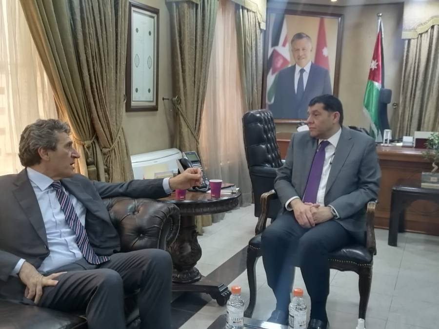 السفير الإيطالي يزور وزارة العمل