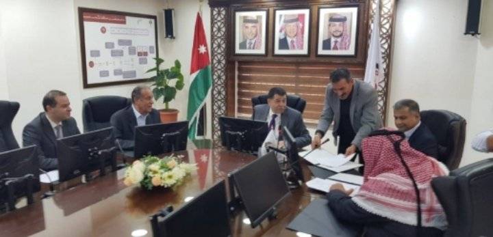 توقيع عقد جماعي في وزارة العمل لصالح عاملين في قطاع الألبسة