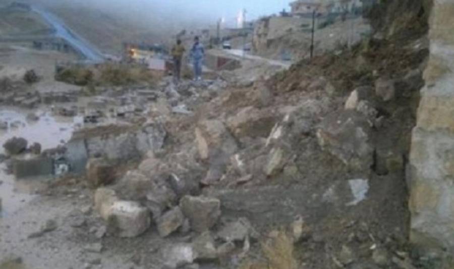 إغلاق طريق ألموجب بسبب انهيار صخور واتربة... تفاصيل