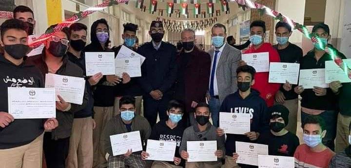 الشرطة المجتمعية تختتم دورة أصدقاء الامن العام في مدرسة الرشيد الثانوية