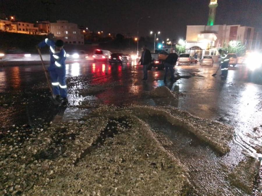 بلدية السلط الكبرى تعمل على تنظيف الشوارع من انجراف الاتربة ...صور